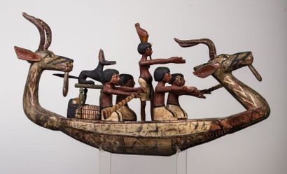 null Barque funéraire égyptienne en bois peint à décor de têtes d'animaux et hiéroglyphes....
