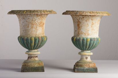 null Paire de vases Médicis en fonte relaquée vert et blanc, rehauts de couleurs.

XIXème...