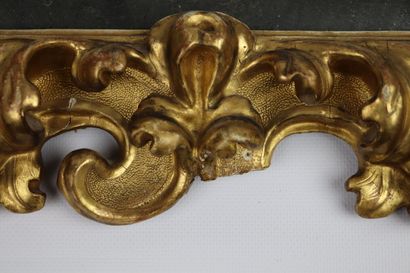 null ITALIE.

Miroir en bois et stuc doré à décor de rinceaux et feuilles d'acanthe.

XVIIIème...