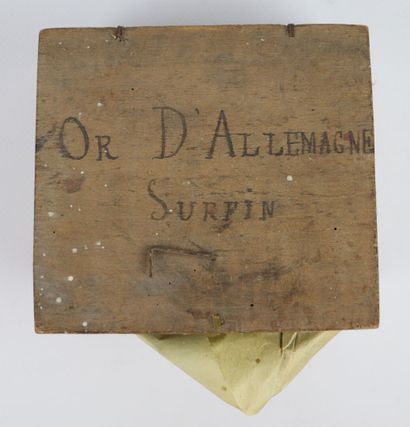 null Boite en bois, inscrite à l'encre "Or d'Allemagne surfin" contenant de nombreuses...