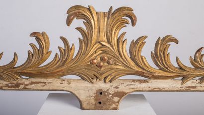 null Porte-étendard ou tissu, en bois sculpté, doré et laqué.

XIXème siècle.

H_27...