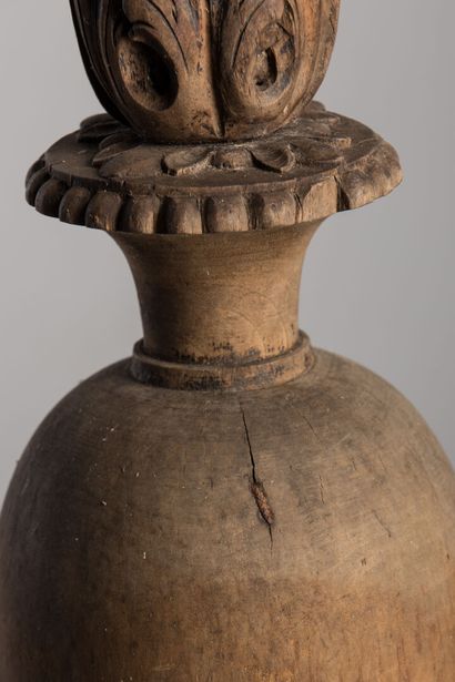 null Paire de pots à feu en bois sculpté.

XIXème siècle.

H_46 cm