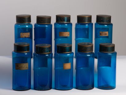 null Ensemble de 10 pots à pharmacie en verre bleu, à étiquettes de porcelaine, les...