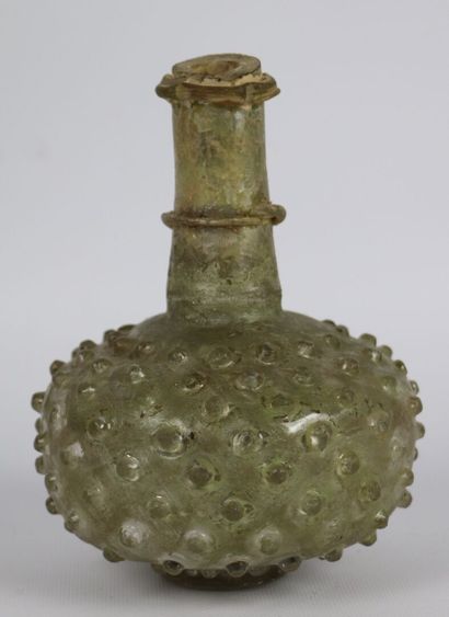 null Vase antique en verre irisé

Pathe-Sassanide.

IIème - IVème siècle.

H_18 cm,...