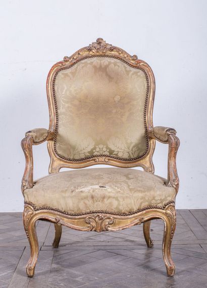 null Fauteuil et paire de chaises en bois sculpté et doré.

Style Louis XV, fin du...