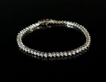 null Bracelet en or gris orné d'une ligne de diamants.

L_ 17 cm.

Poids brut : 10.15...