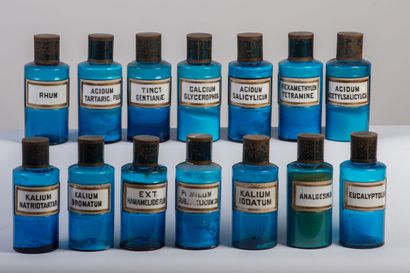 null Ensemble de 14 pots à pharmacie en verre bleu, à étiquettes de porcelaine, les...