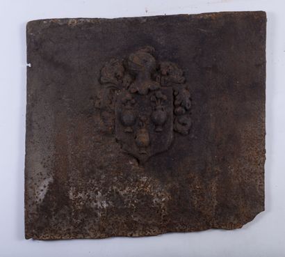 null Plaque de cheminée en fonte à décor d'armoiries.

XVIème siècle. 

H_65 cm L_70...