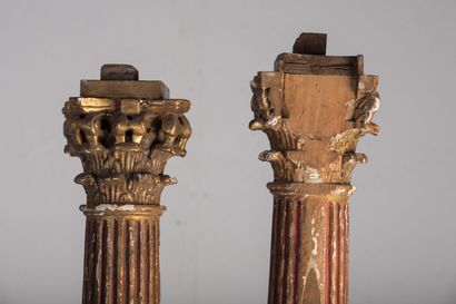 null Paire de colonnes en bois sculpté, doré et polychrome.

Les fûts cannelés reposant...