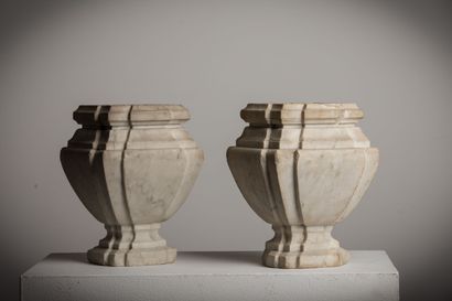 null Paire de vases en marbre de forme architecturée à gradins.

XVIIIème siècle.

H_23...