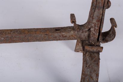 null Paire de landiers en fer forgé à trois porte-broches.

XVIIème siècle.

H_79...