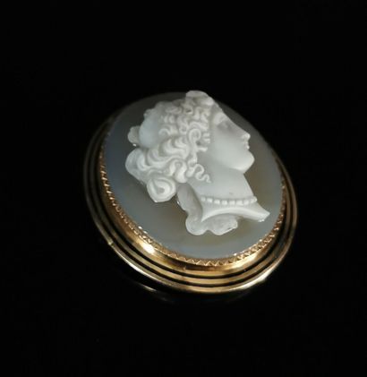 null Broche en or jaune ornée d'un camée au profil d'une femme à l'antique.

H_ 4.5...