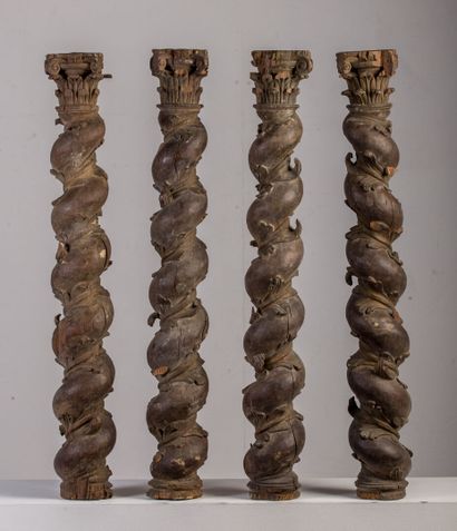 null Suite de quatre colonnes torses en bois sculpté, les feuilles d'acanthe rehaussées...