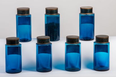 null Ensemble de 7 pots à pharmacie en verre bleu, à étiquettes de porcelaine, les...