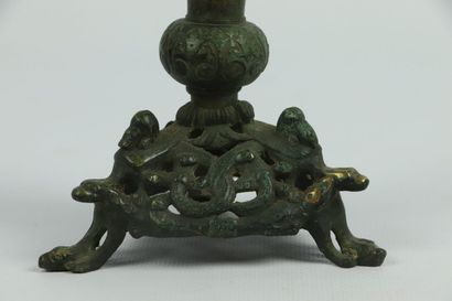 null Bougeoir tripode en bronze à patine vert antique, la base ajourée à décor de...
