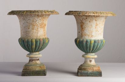 null Paire de vases Médicis en fonte relaquée vert et blanc, rehauts de couleurs.

XIXème...
