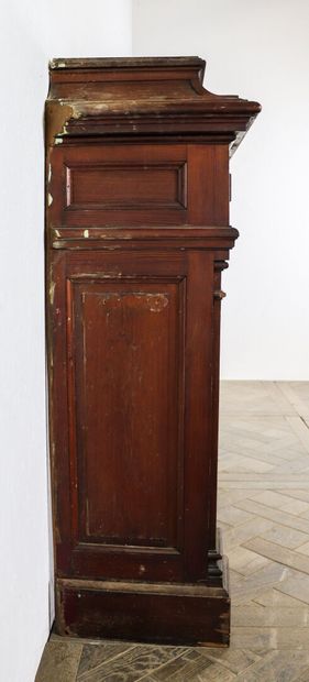 null Entourage de cheminée en bois mouluré et sculpté.

XIXème siècle.

H_121 cm...