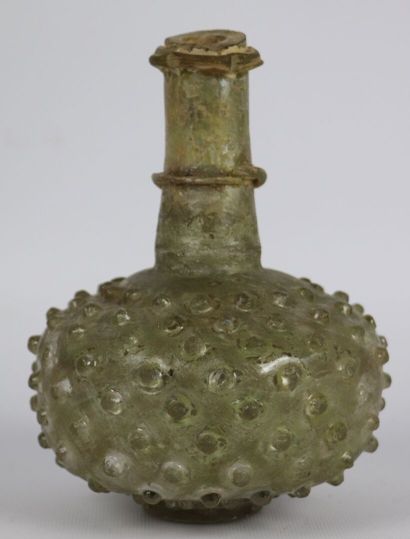 null Vase antique en verre irisé

Pathe-Sassanide.

IIème - IVème siècle.

H_18 cm,...