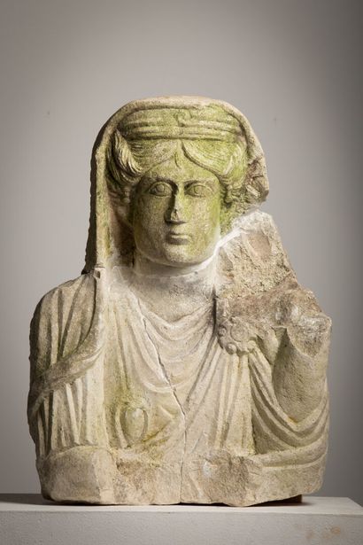 null Portrait de femme en buste, en pierre sculptée.

Art romain.

1er-3ème siècle...