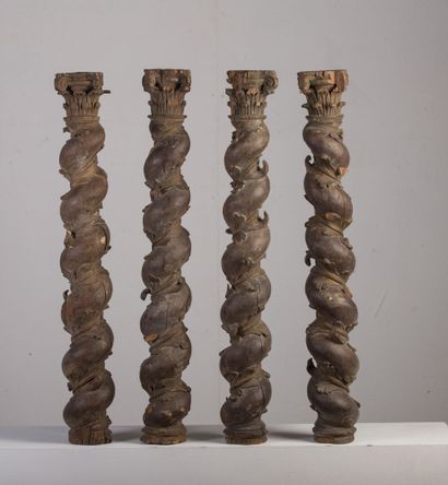 null Suite de quatre colonnes torses en bois sculpté, les feuilles d'acanthe rehaussées...