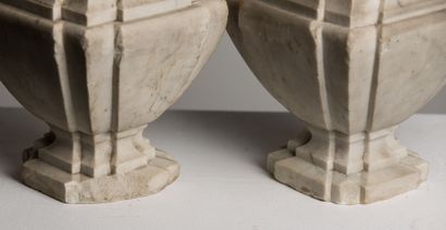 null Paire de vases en marbre de forme architecturée à gradins.

XVIIIème siècle.

H_23...