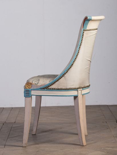 null Paire de chaises en bois mouluré et sculpté, laqué bleu et or.

Les assises...