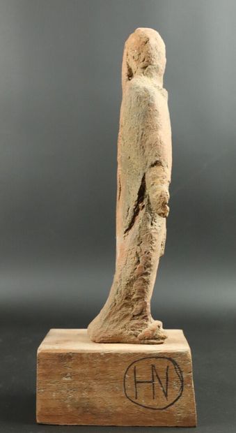 null Statue en terre cuite, dans le style des tanagra.

H_23,2 cm, sur un socle en...