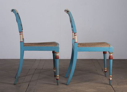 null Paire de chaises en bois mouluré et sculpté, laqué bleu et or.

Les assises...