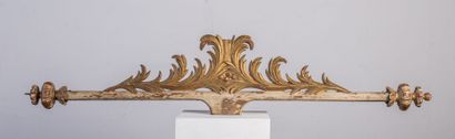 null Porte-étendard ou tissu, en bois sculpté, doré et laqué.

XIXème siècle.

H_27...