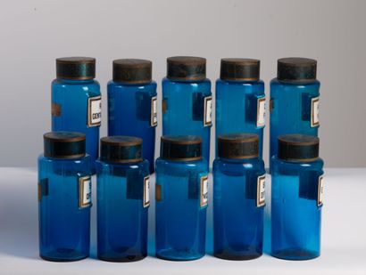 null Ensemble de 10 pots à pharmacie en verre bleu, à étiquettes de porcelaine, les...