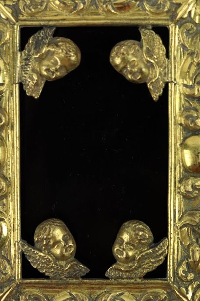 null Cadre en bronze doré à décor de quatre bustes d'ange, coquilles, fleurs et rinceaux.

XVIIIème...