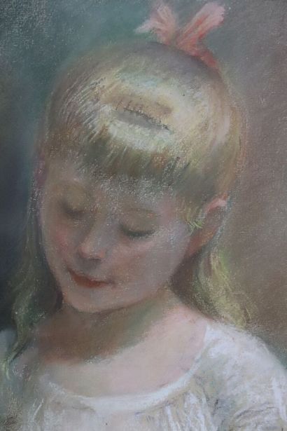 null G. GERARD.

Portrait de jeune fille.

Pastel, signé en bas à droite.

H_34 cm...