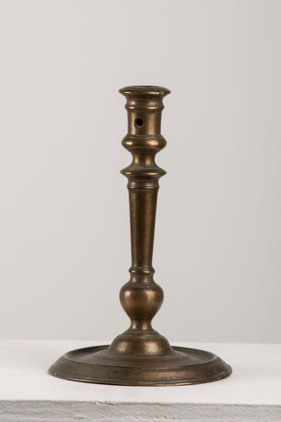 null Bougeoir en bronze ou laiton, dit "à colonne".

Haute Epoque, fin du XVIème...