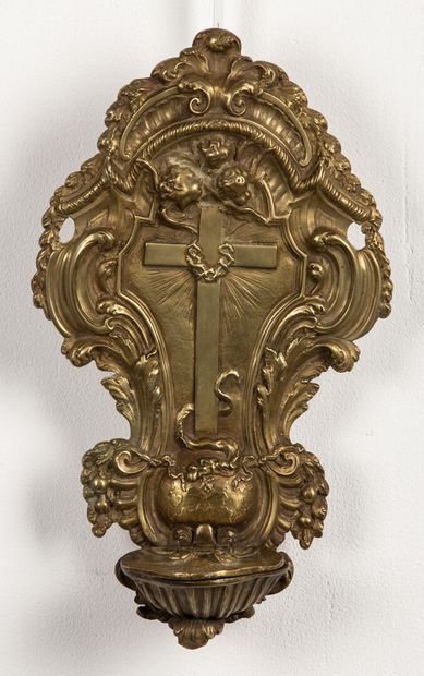 null Bénitier en bronze, orné de trois têtes d'anges, dragon à la base de la croix.

H_26,3...