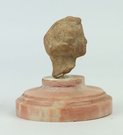 null Deux têtes de statues en terre cuite.

Grèce hellénistique.

H_5,8 cm et 4,7...