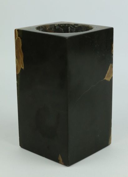 null Vase et coupe en pierre dure.

Le vase de forme quadrangulaire à fond noir,...