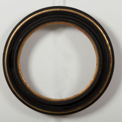 null Cadre circulaire en bois laqué noir et or.

XIXème siècle.

D_47.5 cm.

D_35...