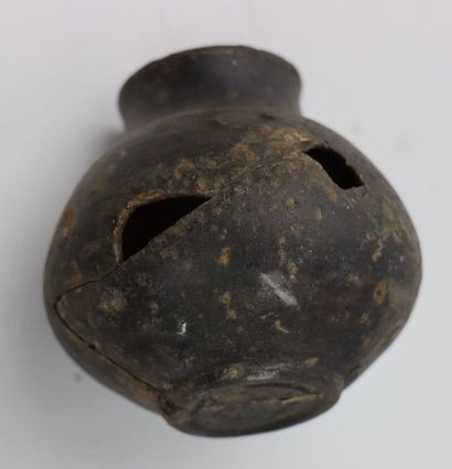 null Ensemble d'objets archéologiques comprenant : un lacrymal en verre irisé romain,...