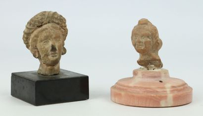 null Deux têtes de statues en terre cuite.

Grèce hellénistique.

H_5,8 cm et 4,7...