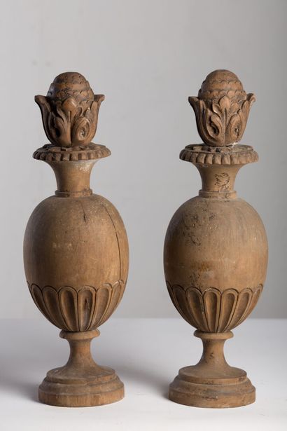 null Paire de pots à feu en bois sculpté.

XIXème siècle.

H_46 cm