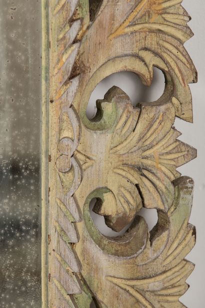 null Miroir en bois cérusé et rechampi.

Fin du XIXème siècle.

H_95 cm L_79 cm