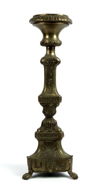 null Porte-cierges en laiton repoussé et ciselé.

XIXème siècle.

H_45,5 cm