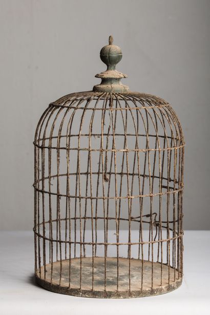 null Cage à oiseau en bois et métal.

Vers 1900.

H_52 cm D_29 cm