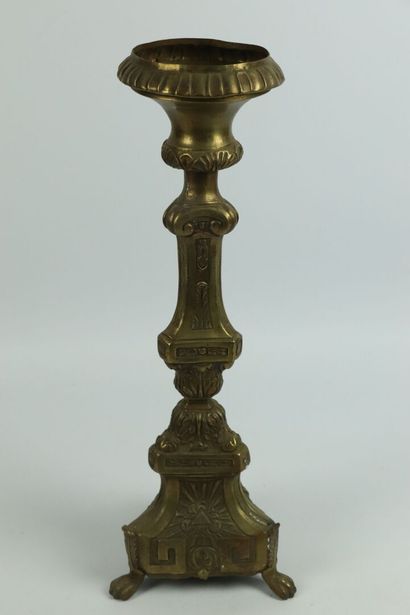 null Porte-cierges en laiton repoussé et ciselé.

XIXème siècle.

H_45,5 cm