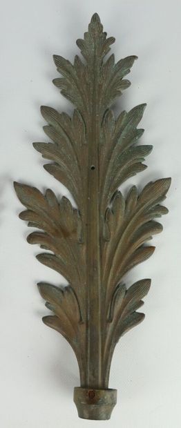 null Paire de palmes en bronze.

XIXème siècle.

H_39,2 cm et 41 cm, l'une avec fixation...