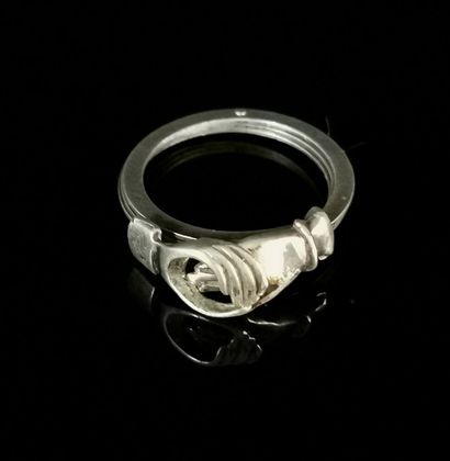 null Bague de foi en argent, à trois anneaux.

Deux anneaux figurent des mains au...