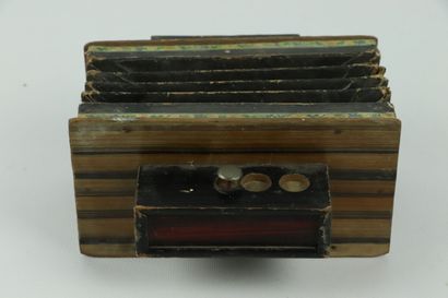 null Accordéon jouet d'enfant en bois, carton et métal.

Vers 1900.

H_17,9 cm