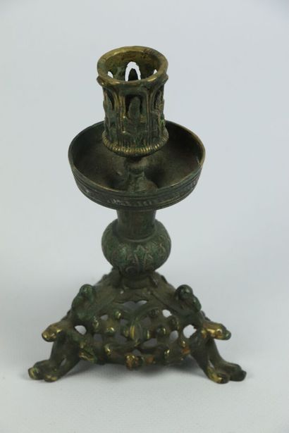 null Bougeoir tripode en bronze à patine vert antique, la base ajourée à décor de...