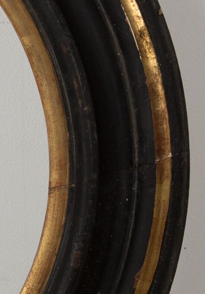 null Cadre circulaire en bois laqué noir et or.

XIXème siècle.

D_47.5 cm.

D_35...