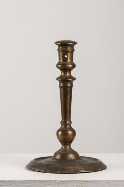 null Bougeoir en bronze ou laiton, dit "à colonne".

Haute Epoque, fin du XVIème...